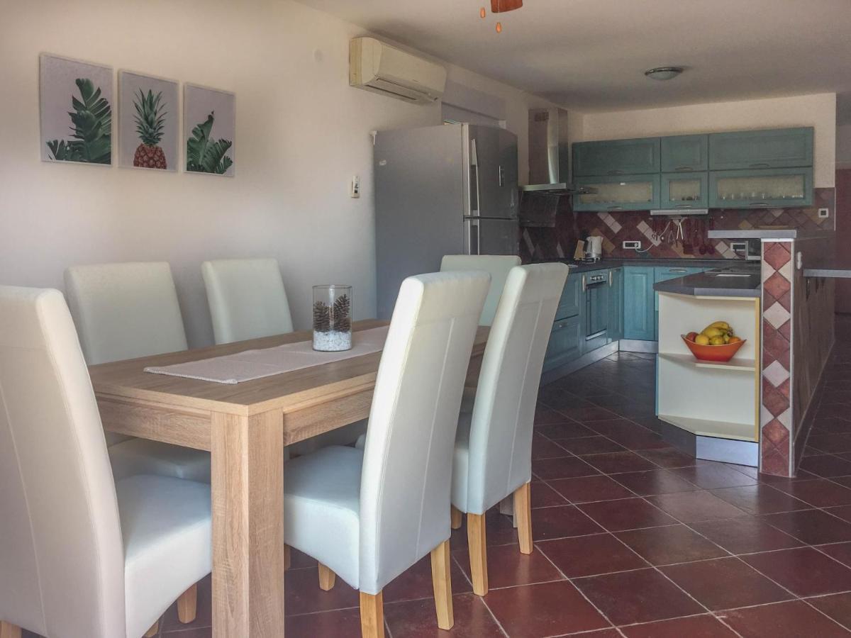 Elysium Apartment Пула Екстериор снимка